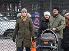 Claire Danes passeia com o marido e o filho recém-nascido