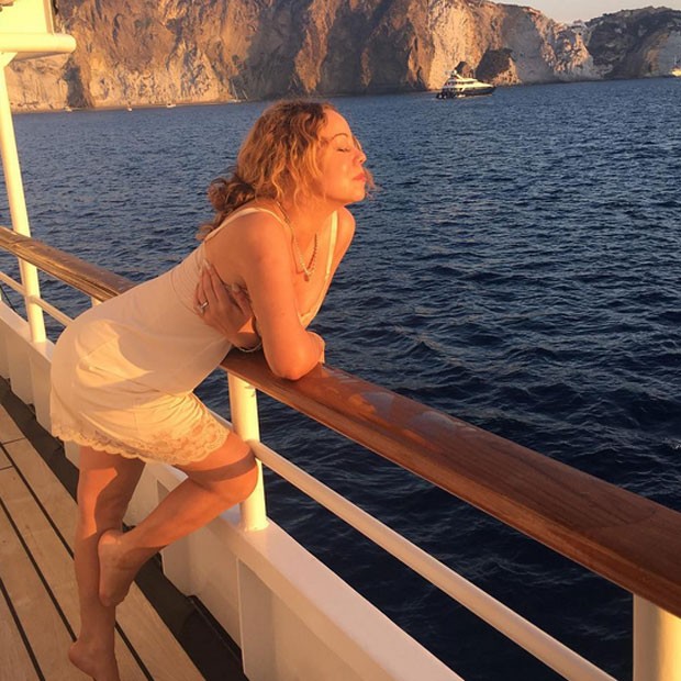 Maria Carey sensualiza de camisola em barco em Ponza, na Itália (Foto: Instagram/ Reprodução)