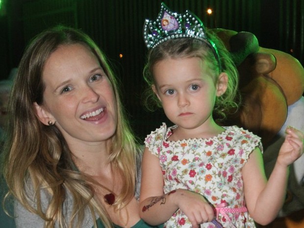 Fernanda Rodrigues e a filha no aniversário das filhas de Giovanna Antonelli (Foto: Anderson Borde/AgNews)