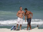 Marcello Novaes curte dia de praia com o filho