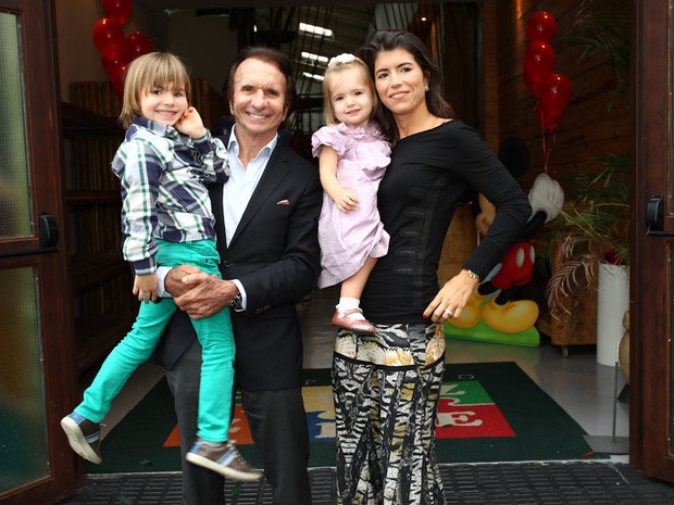 Emerson Fittipaldi chega com a esposa e o filhos (Foto: Manuela Scarpa/Foto Rio News)
