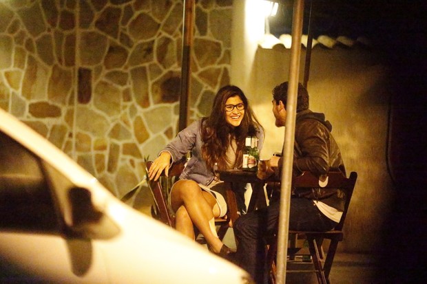 Giulia Costa em barzinho no Rio (Foto: AGnews)