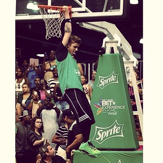 Justin Bieber enterra bola na cesta (Foto: Reprodução/Instagram)