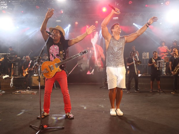 Carlinhos Brown e Xanddy em show do Harmonia do Samba em Salvador, na Bahia (Foto: Fred Pontes/ Divulgação)