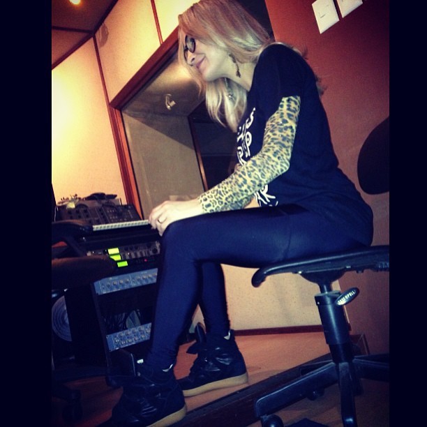 Claudia Leitte em estúdio (Foto: Instagram/ Reprodução)