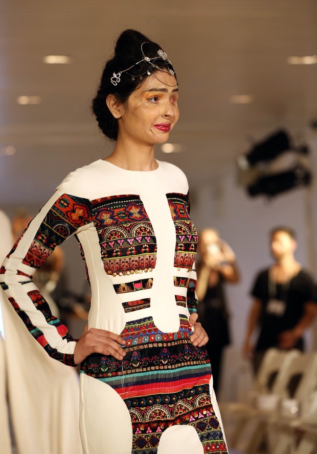 Reshma Bano,  indiana que sofreu ataque com ácido, desfila na semana de moda de Nova York (Foto: AFP)