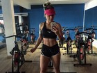Vanessa Mesquita mostra abdômen trincado após exercícios
