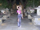 Jéssica Lopes posa com pouquíssima roupa em templos na Indonésia