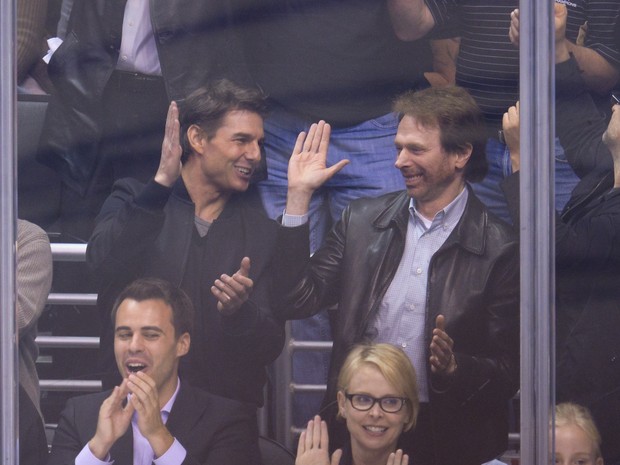 Tom Cruise vibra no jogo do  Los Angeles Kings (Foto: Agência Getty Images)
