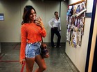 Bruna Marquezine posta selfie com Julia Lemmertz ao fundo