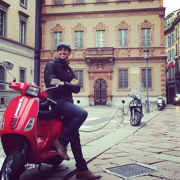 Cauã Reymond posa charmoso com lambreta em Milão (Foto: Instagram)