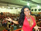 Solange Gomes capricha no decote e exibe fartura em noite de samba