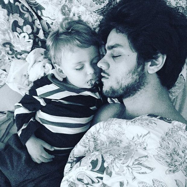 Felipe Simas com o filho (Foto: Instagram/Reprodução)