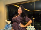 No sétimo mês de gravidez, Priscila Pires recebe convidados no chá de fraldas