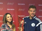 Alinne Rosa entrega troféu a jogador da Bósnia por atuação em jogo