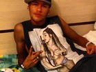 Neymar posa usando blusa com estampa polêmica