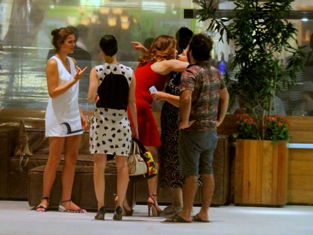 Bruna Marquezine com Claudia Raia e amigos em shopping na Zona Sul do Rio (Foto: Ag. News)