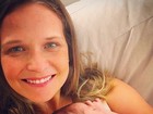 Fernanda Rodrigues posta foto com filho recém-nascido