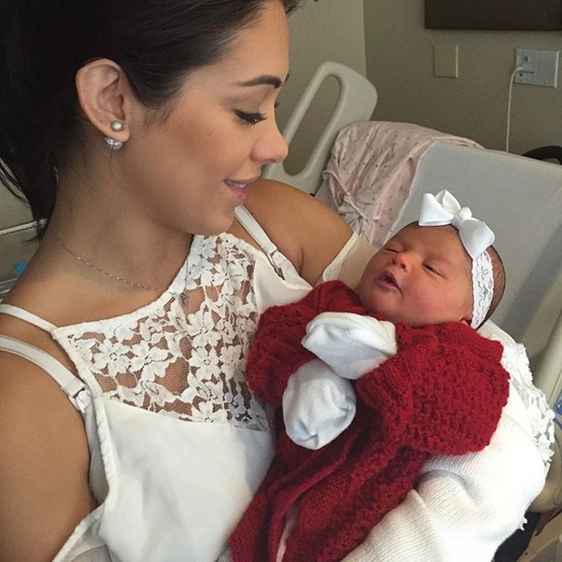 Bella Falconi com a filha no colo, ainda na maternidade (Foto: Instagram)