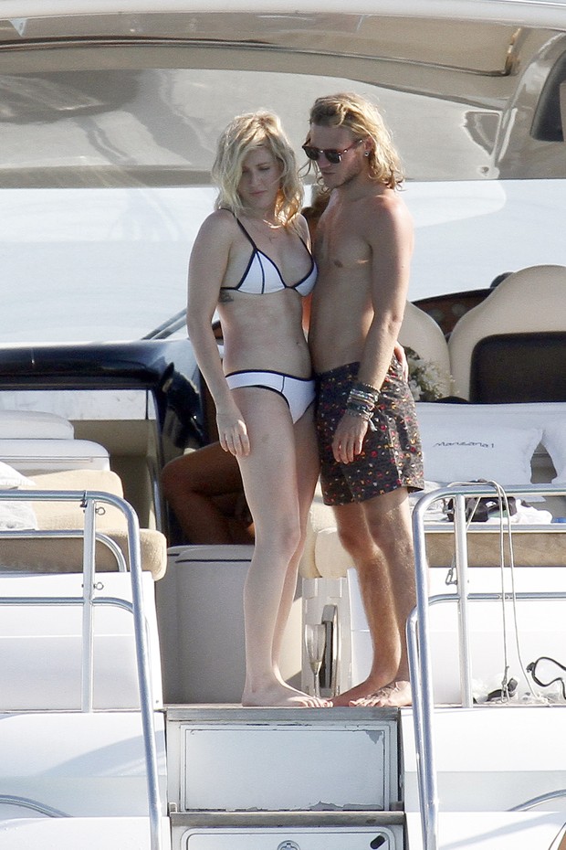 Ellie Goulding e Dougie Poynter em Formentera, na Espanha (Foto: AKM-GSI Brasil/ Agência)