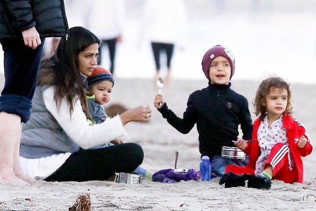 Camila Alves com os filhos Livingston, Vida e Levi em praia em Los Angeles, nos Estados Unidos (Foto: Grosby Group/ Agência)
