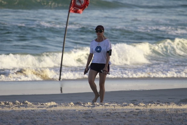 Letícia Spíller caminha na praia da Barra (Foto: Dilson Silva / AgNews)