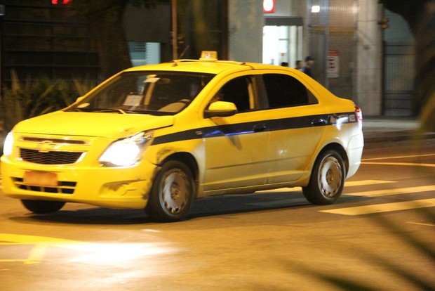 Amora Mautner e Paula Bulamarqui se envolvem em batida de carro com taxista no Leblon (Foto: Rodrigo dos Anjos / AgNews)