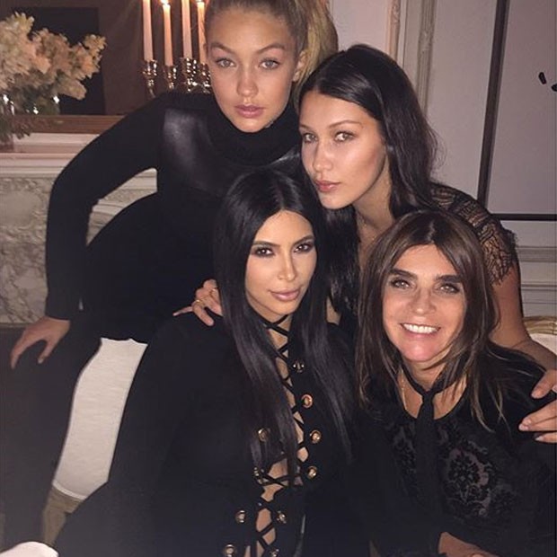 Kim Kardashian com as irmãs Gigi Hadid e Bella Hadid e com Carine Roitfeld em restaurante em Nova York, nos Estados Unidos (Foto: Instagram/ Reprodução)