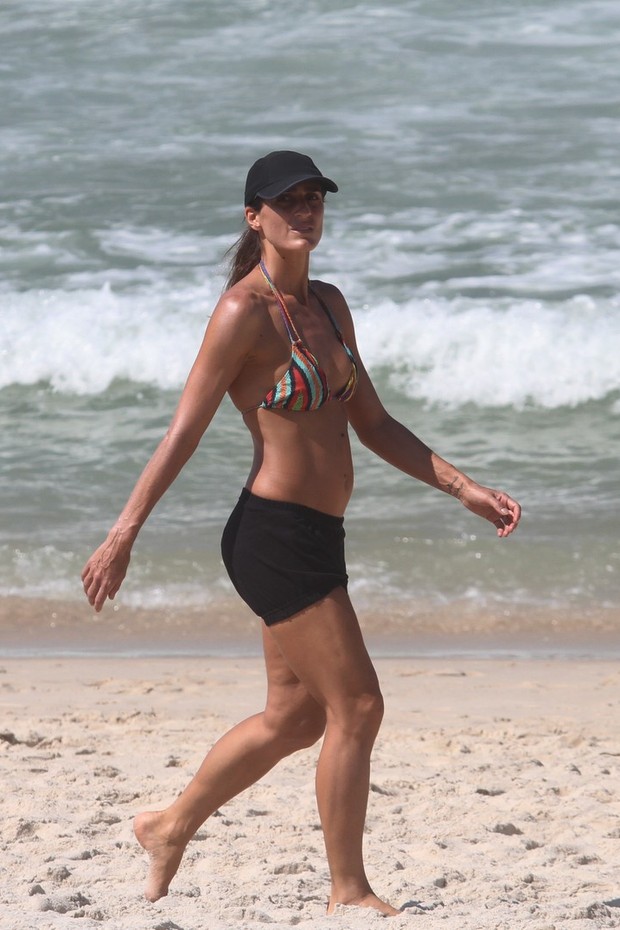 Cynthia Howlett caminhando e depois mergulhando na praia de Ipanema (Foto: Wallace Barbosa/AgNews)