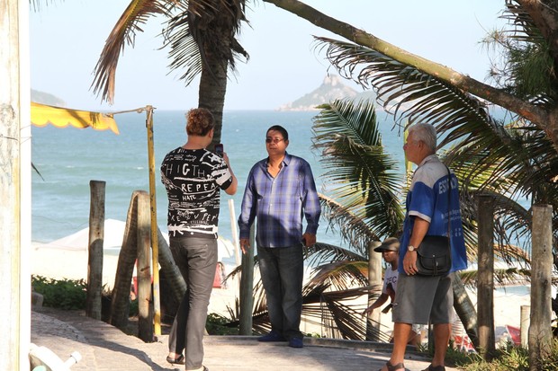 Zeca Pagodinho e David Brazil em praia na Barra da Tijuca, RJ (Foto: Wallace Barbosa/AgNews)