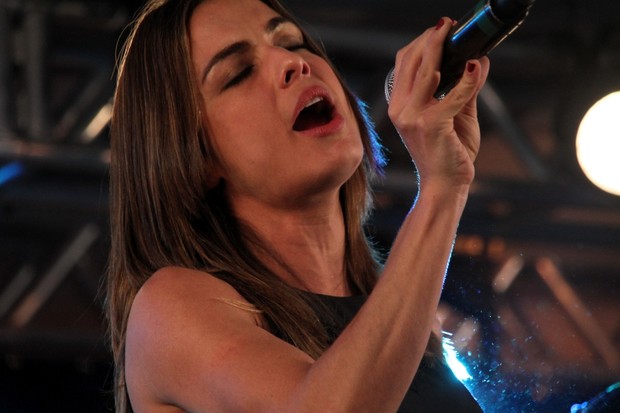 Namorada de Maurício Mattar, Bianca Assumpção, cantando em Canela, RS (Foto: Graça Paes / FotoRioNews)