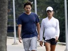 Joana Balaguer exibe barrigão de grávida durante caminhada no Rio