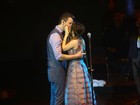 Sandy e Lucas Lima se beijam em gravação de DVD