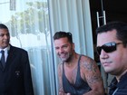 Ricky Martin atende fãs na porta do hotel