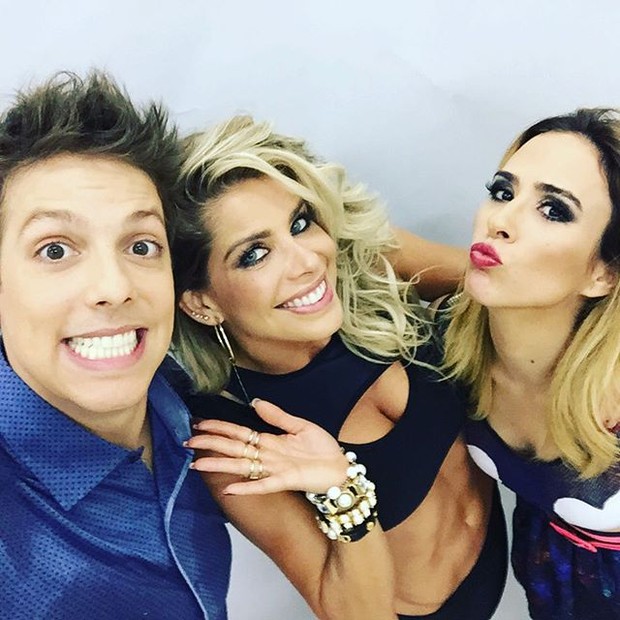 Fábio Porchat, Karina Bacchi e Tatá Werneck posam para selfie (Foto: Instagram/ Reprodução)