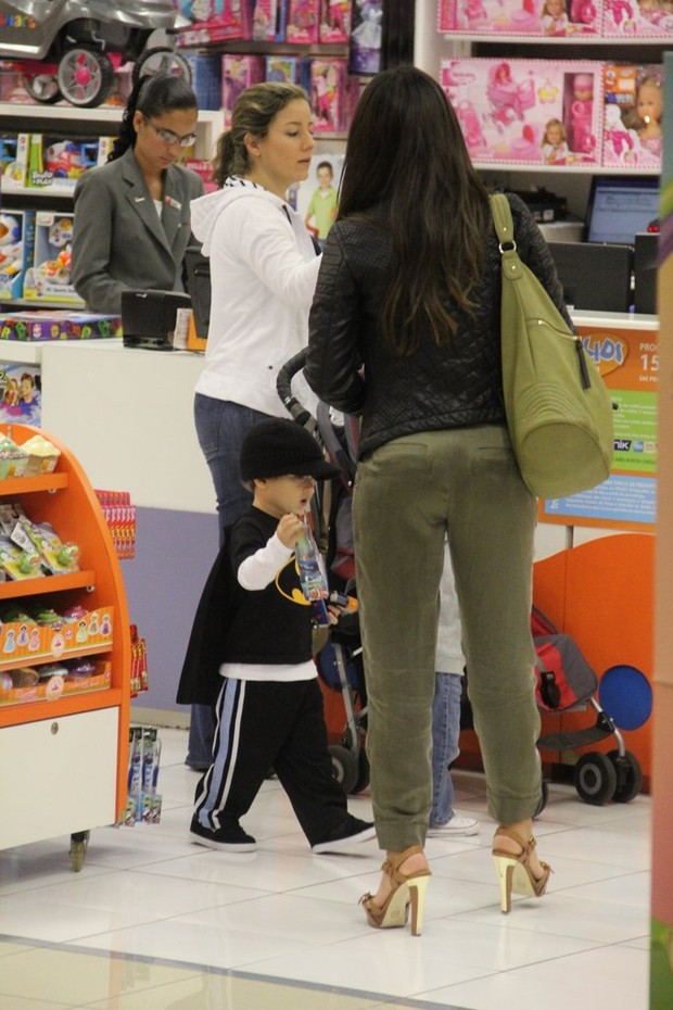 Daniele Suzuki e filho em loja de brinquedo (Foto: Marcus Pavão/AgNews)