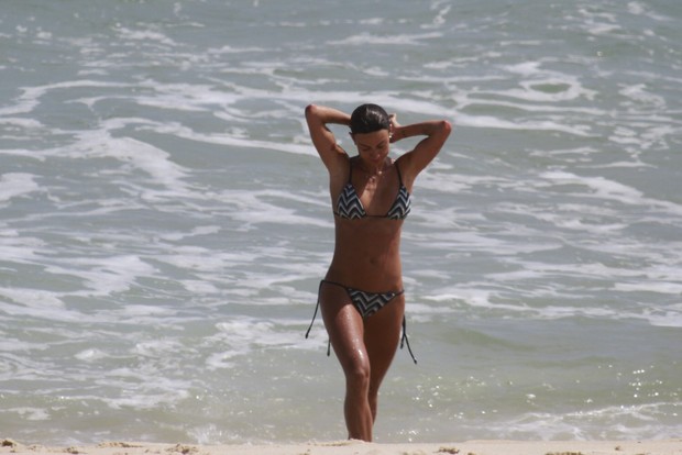 Thaila Ayala na praia da Barra da Tijuca, RJ (Foto: Dilson Silva / Agnews)