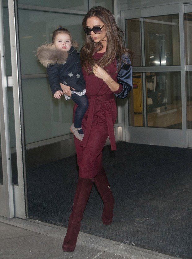 Victoria Beckham chega a Nova York com a filha, Harper, no colo (Foto: Getty Images)