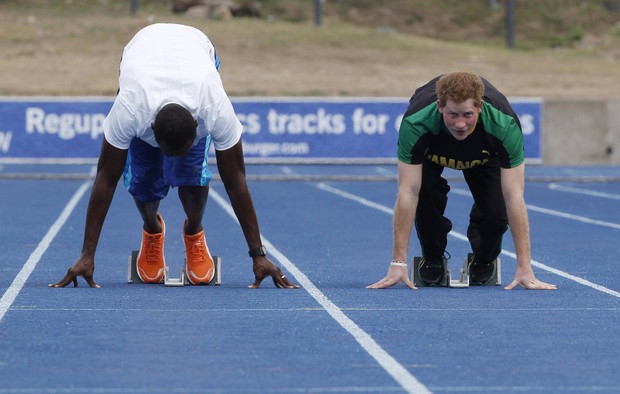 Príncipe Harry 'aposta corrida' com Usain Bolt em visita à Jamaica (Foto: Reuters / Agência)
