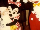 Paris Hilton abraça Minnie em foto de infância