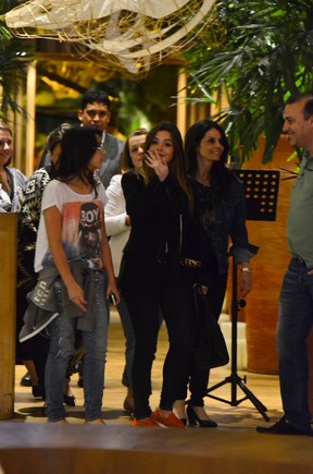 Giovanna Lancellotti com a família em shopping na Zona Oeste do Rio (Foto: Henrique Oliveira/ Ag. News)