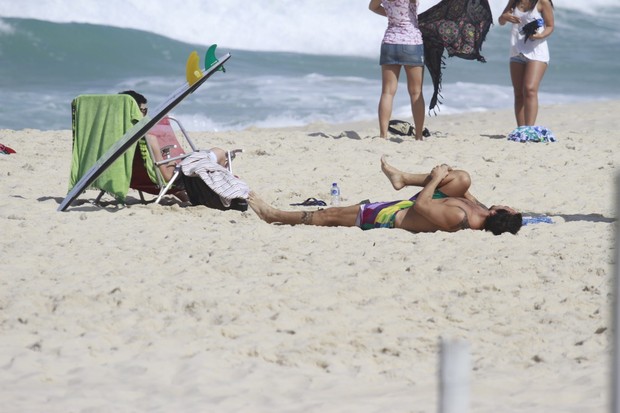 Paulo Vilhena na praia (Foto: Dilson Silva/Agnews)