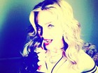 Madonna posa escovando os dentes: 'Trabalho de mulher nunca acaba'