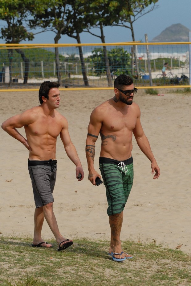 Yuri, ex-bbb, e Diego Hipolyto curtem praia juntos no RJ (Foto: Wallace Barbosa/AgNews)