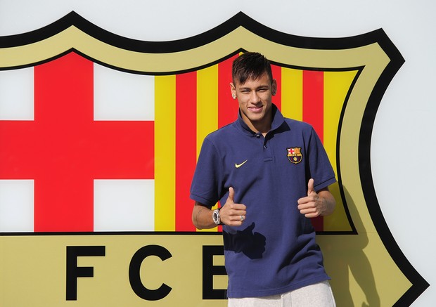 Neymar assina com o Barcelona (Foto: Josep Lago / AFP / Agência)