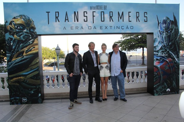 &quot;Transformers: A Era da Extinção&quot;, com as presenças do diretor Michael Bay, do produtor Lorenzo di Bonaventura e os atores Jack Reynor e Nicola Peltz, na varanda do Hotel Copacabana Palace (Foto: Alex Palarea/AgNews)