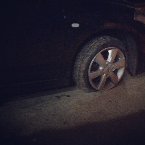 Carro de Monique Evans com o pneu furado (Foto: Reprodução/Instagram)