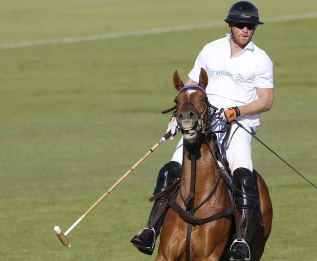 Principe Harry cai do cavalo durante partida de pólo na África do Sul (Foto: Reuters)