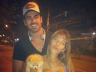 Ex-BBB Adriana usa blusa decotada em passeio com Rodrigão