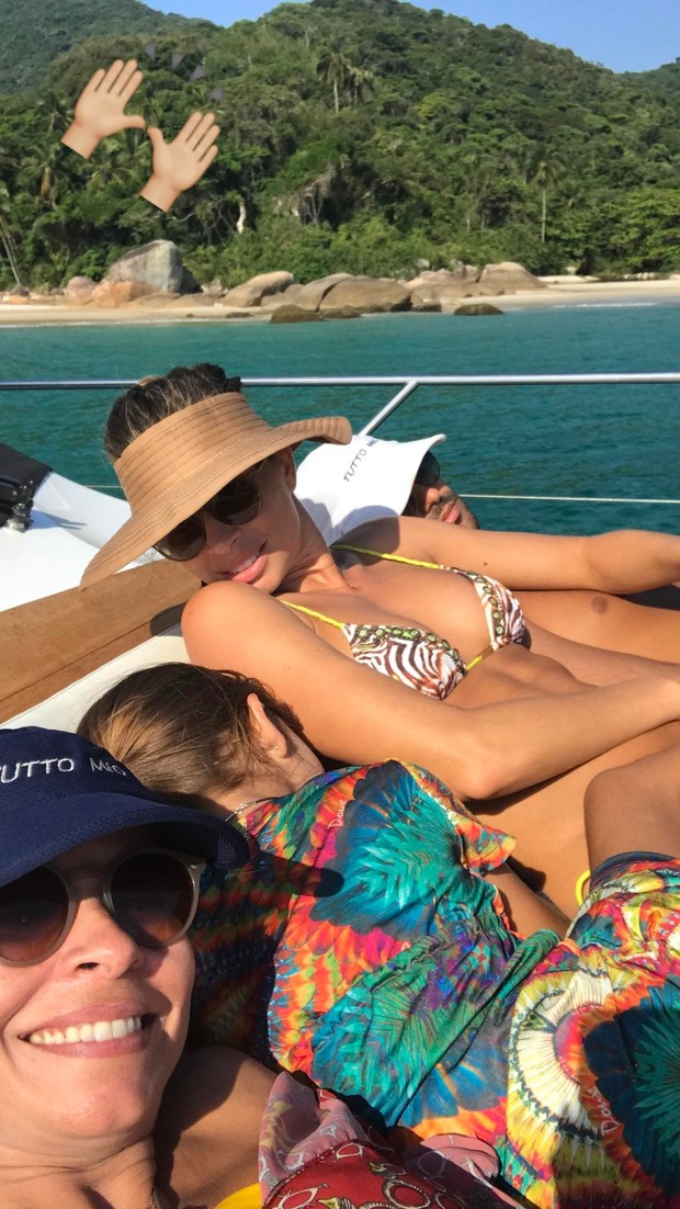 Grazi Massafera e Anna Lima aproveitam passeio de barco (Foto: Instagram / Reprodução)